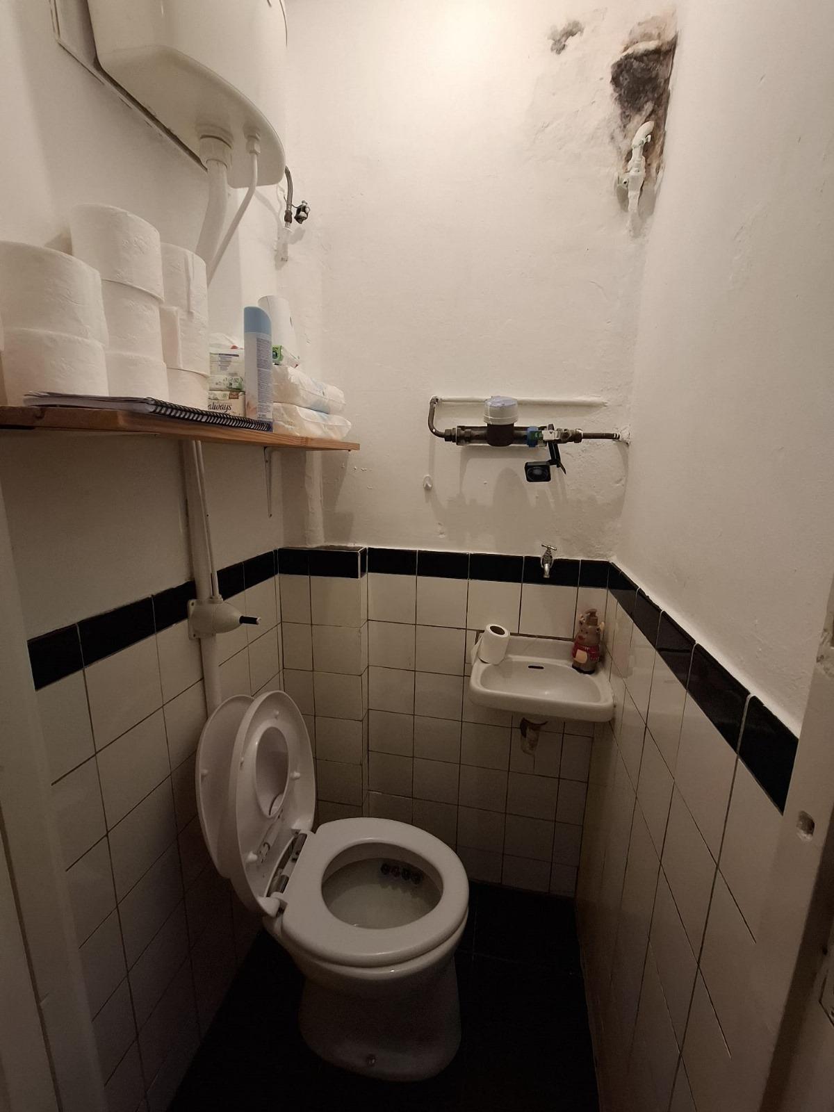 Toilet voor renovatie — beginsituatie