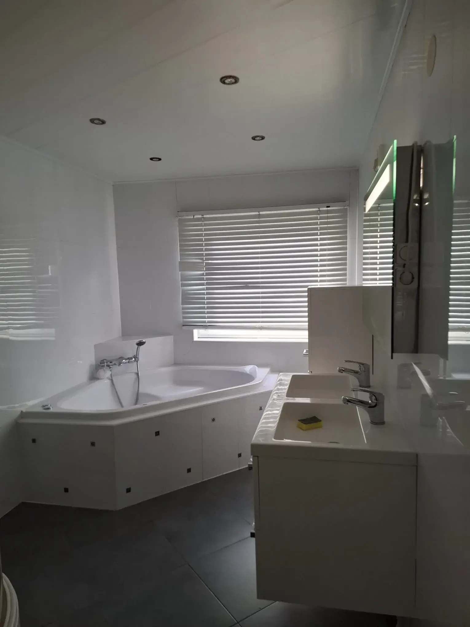 Badkamer renovatie Den Haag voor — uitgangssituatie
